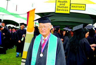 美国87岁华裔老人 UCLA捧回双学位