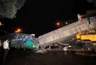 湖南高架桥坍塌砸中27辆汽车 已死6人