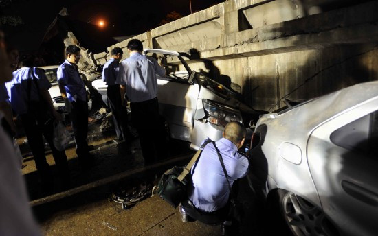 湖南株洲高架桥坍塌砸中27辆汽车营救难度大