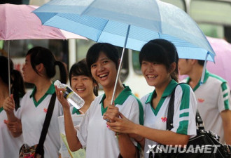 中国2009年高考：考场外的动人面孔