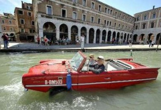 水陆两用车亮相威尼斯 时速110公里
