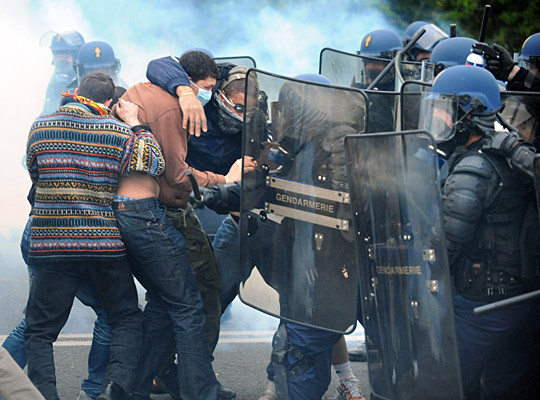 组图：数千法国罢工狱警与警察发生冲突