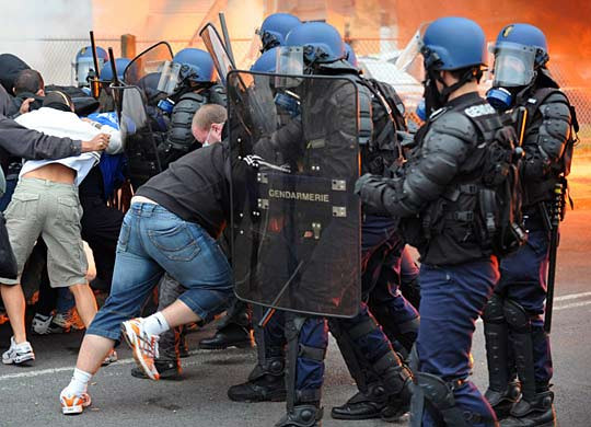 组图：数千法国罢工狱警与警察发生冲突