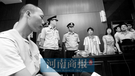 男孩为偷钱养网恋女友40余刀捅死母亲(图)