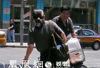 刘欢拄拐“跨栏” 行动不便坚持排队汇款