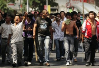 数万汉族民众乌市街头示威 被武力驱散