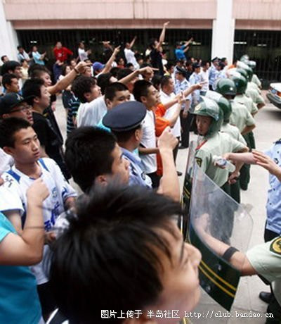 比赛结束后，青岛警方负责拦住自己的球迷不让客人吃亏，没想到吃亏的是自己