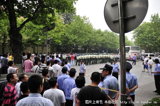 比赛结束后，青岛警方负责拦住自己的球迷不让客人吃亏，没想到吃亏的是自己