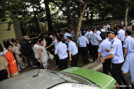 比赛结束后，青岛警方负责拦住自己的球迷不让客人吃亏，没想到吃亏的是自己