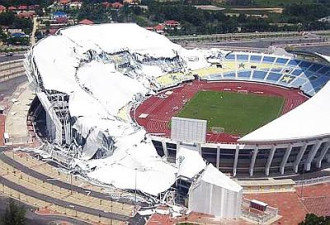 恍如灾难片 马来西亚最大体育馆坍塌