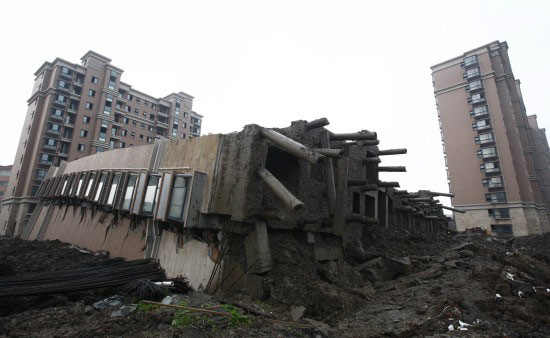 上海13层在建住宅楼整体倒塌1人死亡(组图)