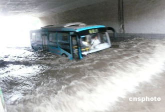 武汉遭27年最大暴雨 全城拥堵公车趟河