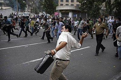 伊朗数千人抗议内贾德连任引发严重骚乱