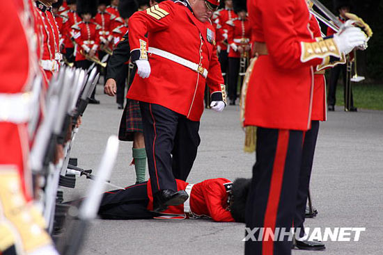 组图：加拿大总督府仪仗队员因炎热晕倒