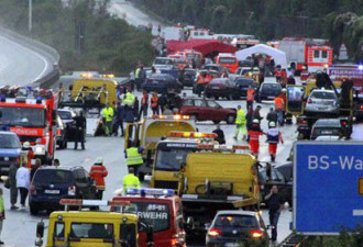 震惊：德国高速路上259辆车连环相撞