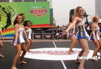 NBA美女啦啦队 在北京闹市区激情表演