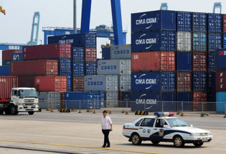 中国在码头放空集装箱 制造繁荣假象