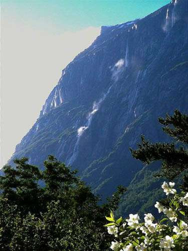 世界九大壮丽瀑布：最高瀑布落差979米(组图)(2)