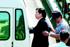 陈水扁今日第三度出庭跛脚且表情痛苦