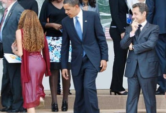 G8全家福：老贝盯美女 奥巴马也偷看