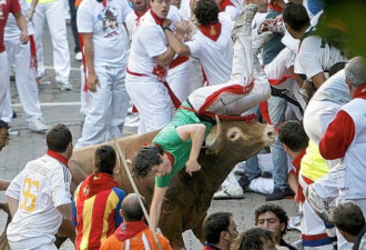 西班牙奔牛节，一青年被牛角刺中身亡