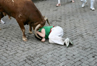 西班牙奔牛节，一青年被牛角刺中身亡