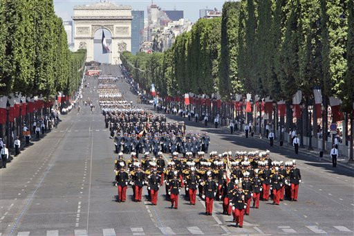法国举行阅兵式庆祝国庆节(组图)