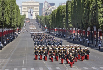 7月14日，法国举行阅兵式庆祝国庆节