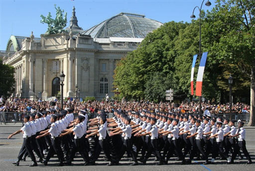 法国举行阅兵式庆祝国庆节(组图)