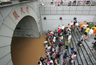 触目惊心:重庆被洪水围城 朝天门被淹