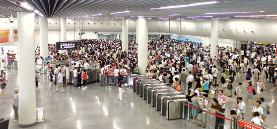 上海地铁2号线供电故障致数千人滞留(组图)