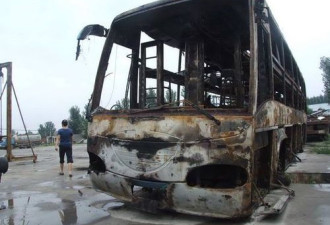 湖北襄樊载有40人旅游车自燃4人死亡