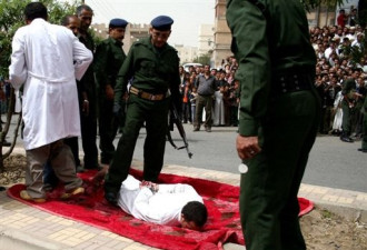 实拍:也门以特殊方式当众处死强奸杀人犯
