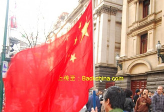 在墨尔本电影节上  举牌抗议的中国人