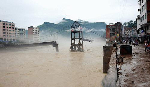 四川达州遭遇特大暴雨铁索桥被洪水冲毁(图)