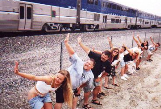 实拍加州一年一度的传统:向火车露屁股
