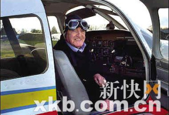 英国89岁老翁站机翼飞越英吉利海峡