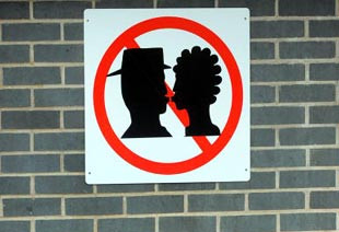 旅行禁忌：在火车站送别 不能随意接吻