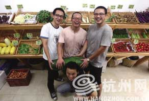 两名海外留学的艺术硕士回国后卖蔬菜