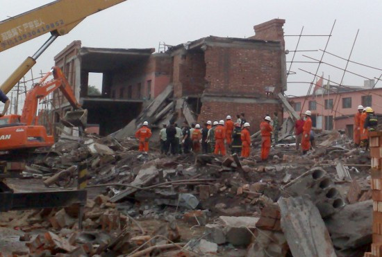 石家庄厂房坍塌事故已造成17人死亡(组图)