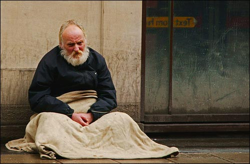英国兼职乞丐遭拘捕每晚收入200英镑(组图)