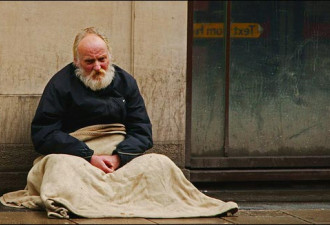 英国兼职乞丐遭拘捕 每晚收入200英镑