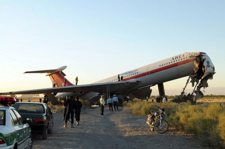 伊朗客机撞上防护墙17死28伤前端完全损毁