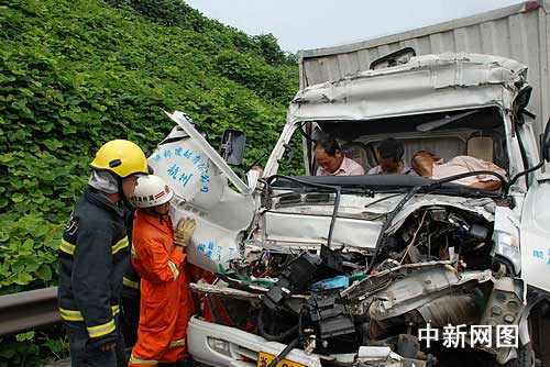 浙江临安山体滑坡致11人身亡(组图)