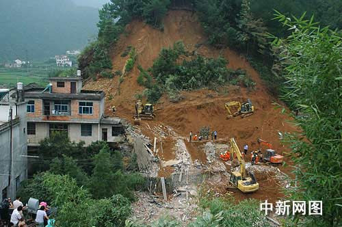 浙江临安山体滑坡致11人身亡(组图)