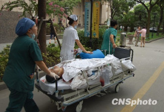 上海袭警事件：调节纠纷时被刺成重伤