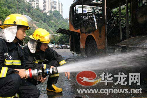 重庆1辆公交车发生燃烧3人受伤排除自燃(组图)