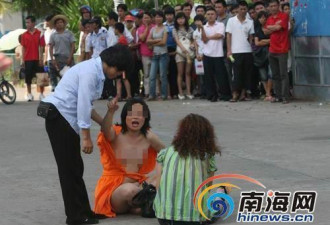 女子坐在公路上裸聊 民警劝说反遭殴打