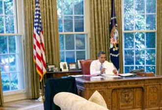 奥巴马女儿白宫照：躲沙发后偷看父亲