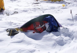 震憾：珠峰山坡上遇难的登山者遗体